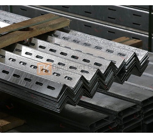 L-образный профиль перфорированный К242 60x40x2000-2,5 мм, оцинкованный