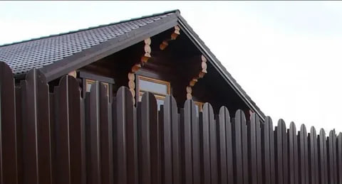 Пример забора из профнастила С10Б с фигурным резом