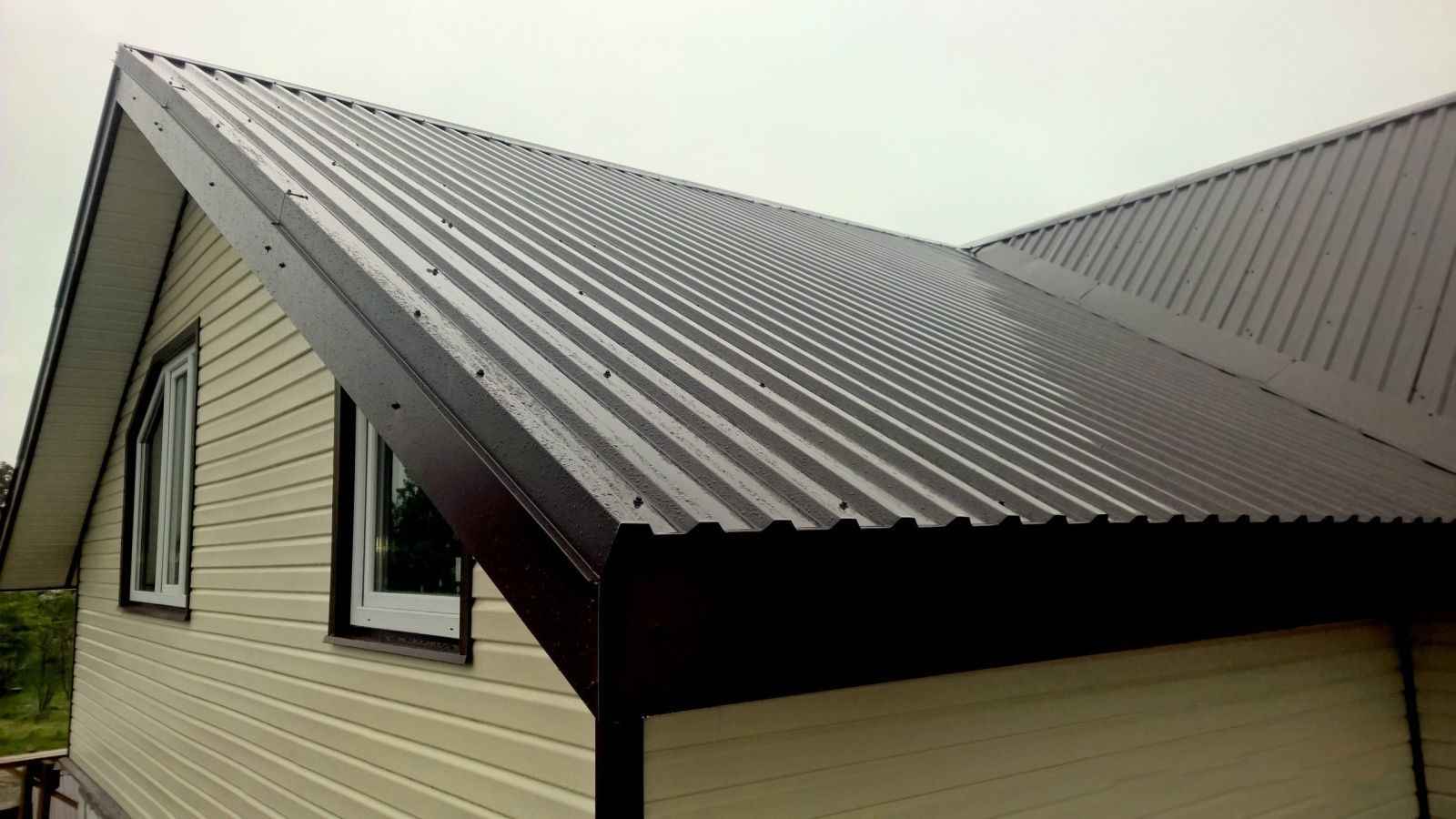 Кровля из профнастила МП35 на готовом объекте