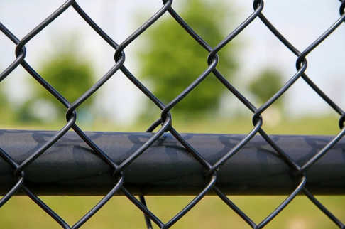 Сетка для забора: общий вид и вариант монтажа