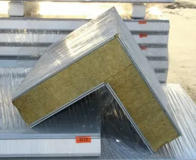 Пример стыковки угловой панели со стеновыми панелями — фото