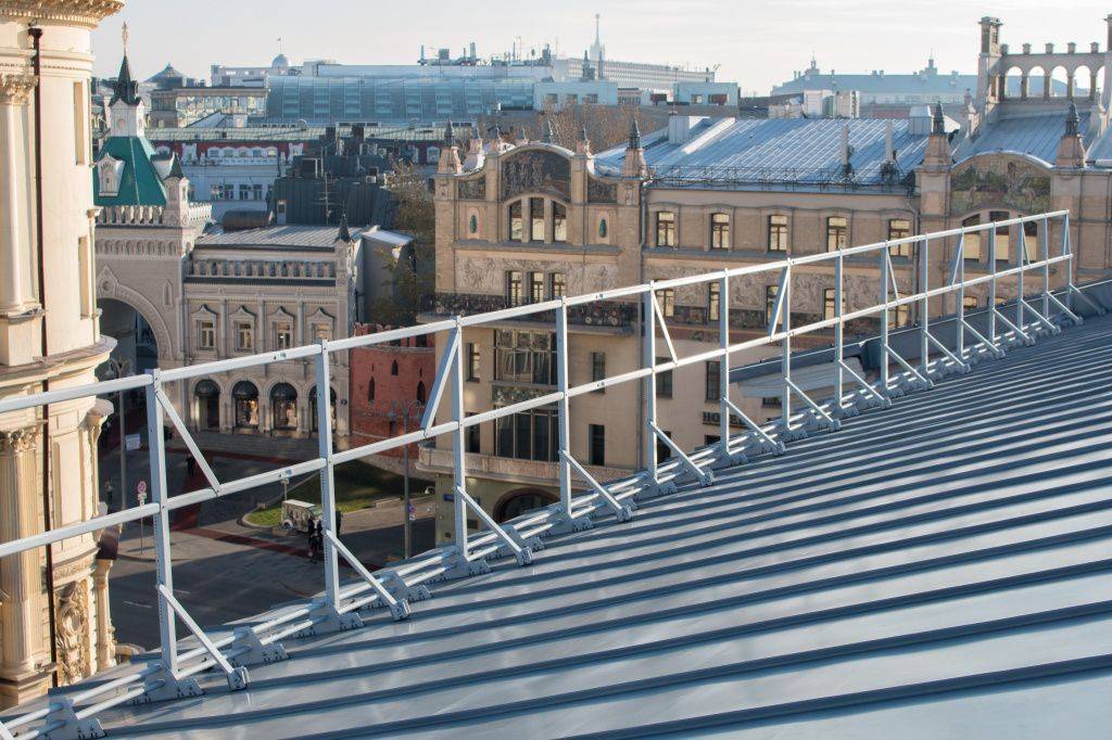 Поставка ограждений кровли для коммерческих объектов